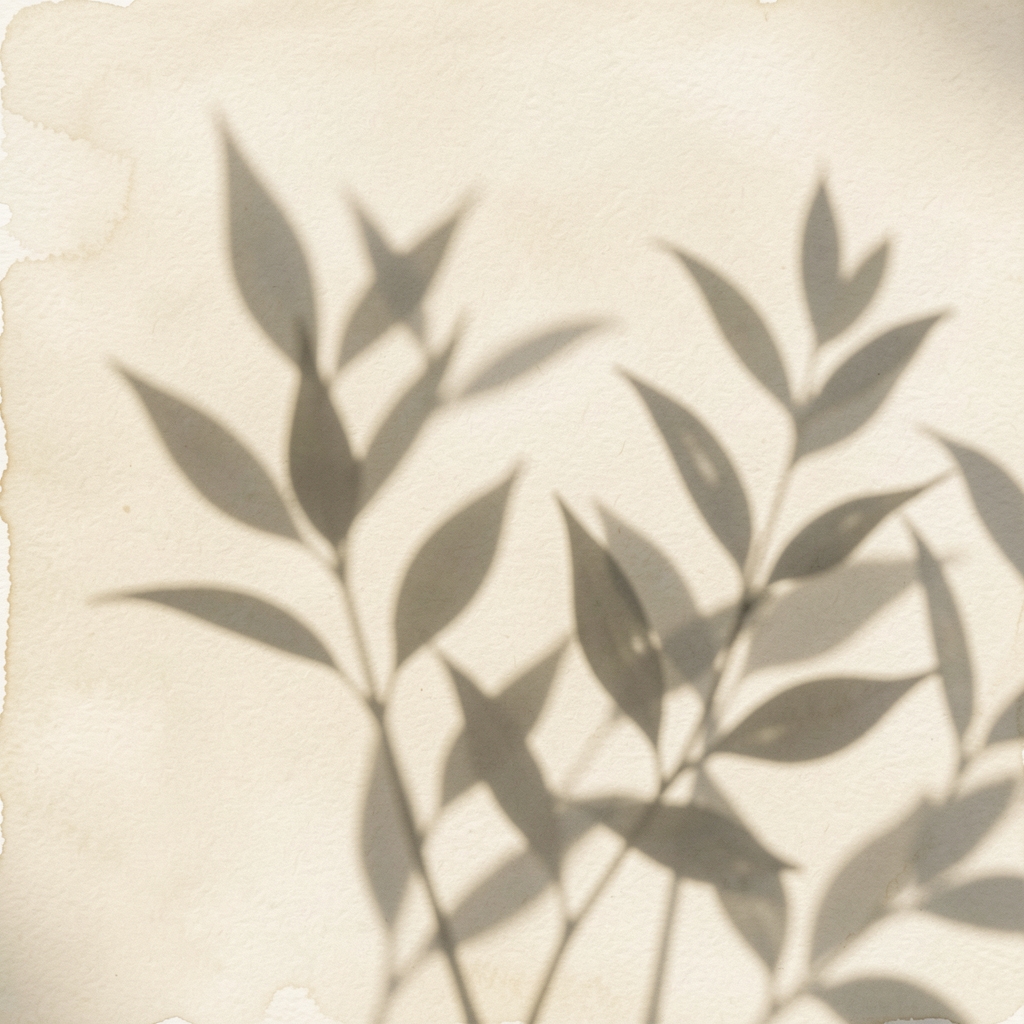 Composición abstracta de sombras de plantas sobre papel de acuarela color crema, luz natural difusa, minimalismo botánico editorial
